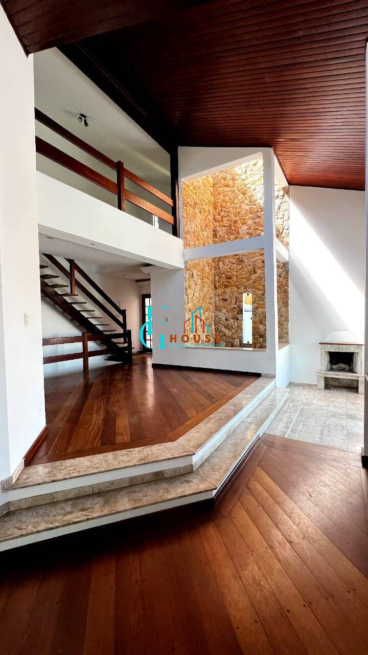 Casa à venda com 4 quartos, 286m² - Foto 1